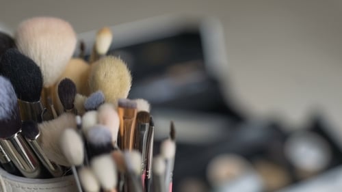 Pinsel-Set für Make-up auf dem Tisch