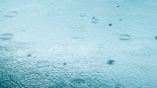 abstrakter Hintergrund, Regentropfen auf dem Wasser