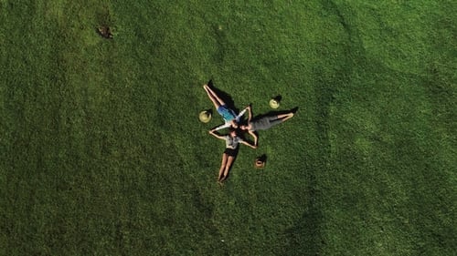 Meninas hipster da moda relaxando na grama. Estilo de vida verão