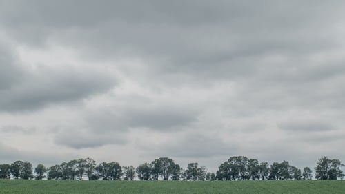 Regenwolken auf Green Field