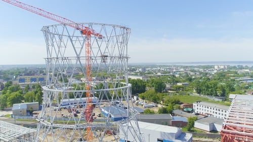 Modelo de grúa cerca de torre de enfriamiento en construcción