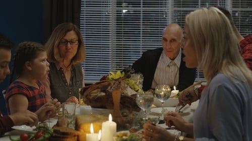 Família jantando de Ação de Graças em casa