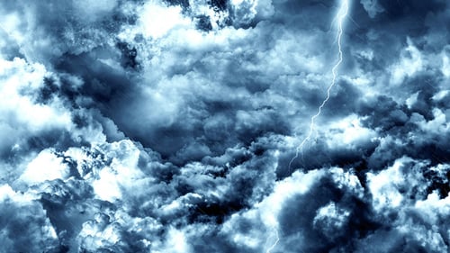 Fliegen durch abstrakte dunkle Nachtdonnerwolken mit Blitzeinschlägen