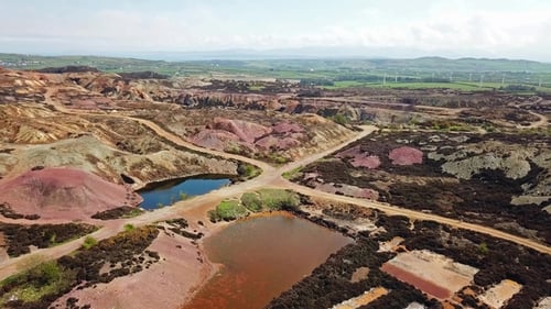 Les vestiges colorés de l'ancienne mine de cuivre Parys Mountain