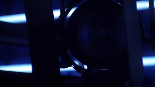 Soffit leuchtet in einem dunklen Fernsehstudio