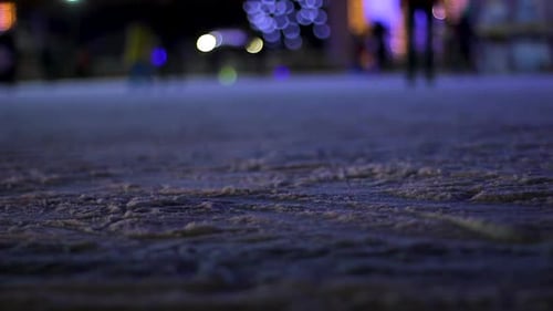 Fröhliche Menschen beim Skaten, Spaß haben und den schönen verschneiten Winter genießen, Freizeit