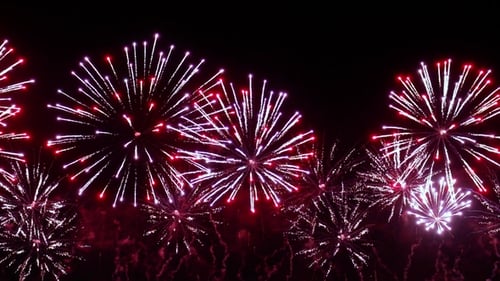Buntes Feuerwerk explodiert am Nachthimmel. Feste und Veranstaltungen in leuchtenden Farben.