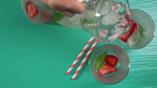 Verser une boisson rafraîchissante dans les verres