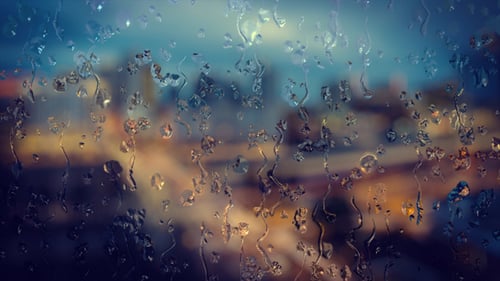 Regen auf der Fensterschleife