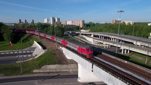 Fahrender elektrischer Zug auf der Brücke in der Nähe der Kreuzung