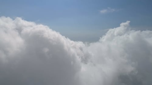 Über den Wolken fliegen