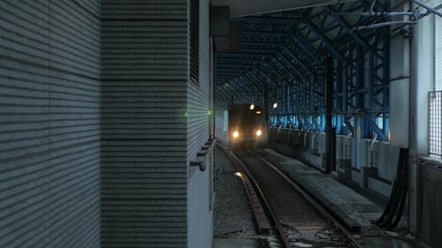 Zug kommt in der U-Bahn an