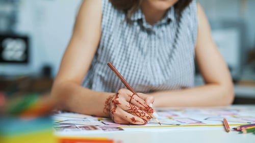 Architektin zeichnet Komponenten für ein Designprojekt aus und schneidet sie dann aus