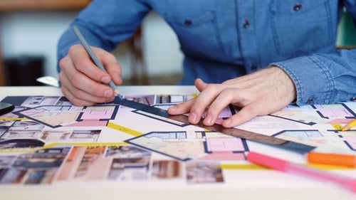 Schreibtisch des Architekten: Zeichnungen, Maßband, Lineal und andere Zeichenwerkzeuge. Ingenieur arbeitet mit