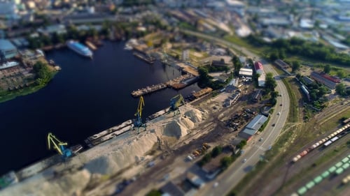 Luftaufnahme von Kranen am Quay Tilt Shift