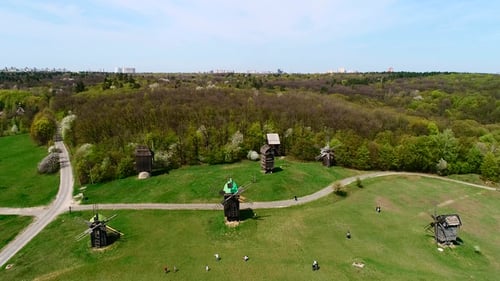 Luftaufnahme über dem traditionellen ukrainischen Dorf im Frühling, Pirogovo, Kiew