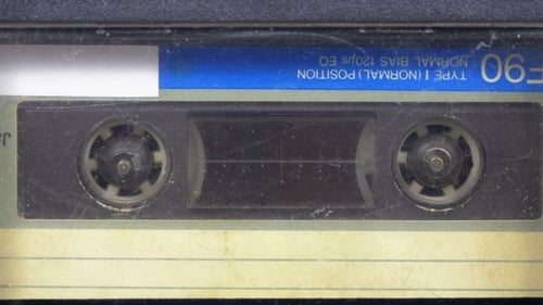 La cassette audio vintage du magnétophone tourne
