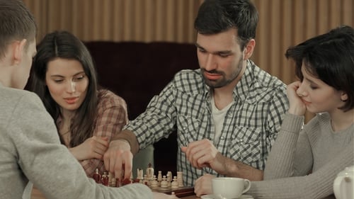 Amigos passando o tempo jogando xadrez