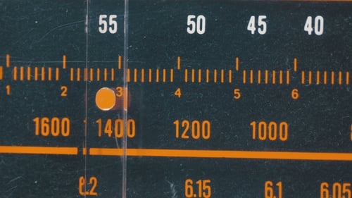 Abstimmung der analogen Radiowahlfrequenz auf der Skala des Vintage-Empfängers