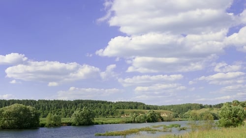 Landschaft vor blauem Himmel mit weißen Wolken. Zeit-Intervall