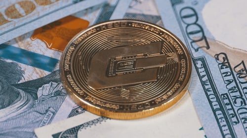 La crypto-monnaie Gold Dash Coin et les Bills of Dollars tournent
