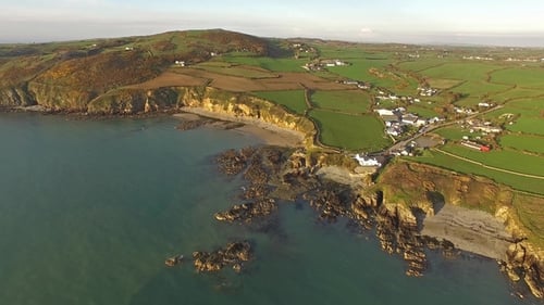 Vue aérienne de Church Bay à Anglesey au nord du Pays de Galles au Royaume-Uni pendant le coucher du soleil
