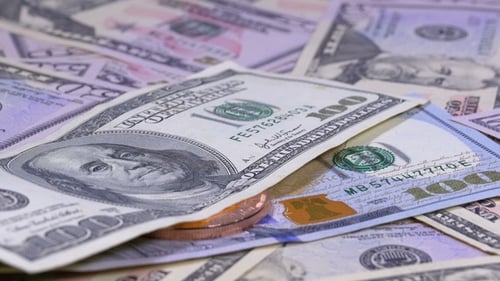 Diverses pièces Crypto-monnaie mises sur la table, ainsi que des dollars