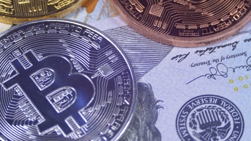 Bitcoin avec différentes crypto-monnaies Litecoin Ethereum Dash Coins et Bills of Dollars