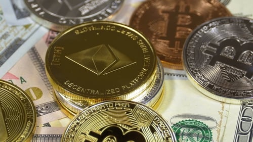Ethereum, Bitcoin, Litecoin et Dash Coins, BTC, LTC, ETH, DASH et Bills of Dollars tournent