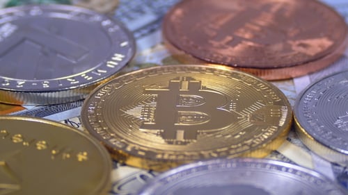 Bitcoin avec différentes crypto-monnaies Litecoin, Ethereum, Dash Coins et Bills of Dollars