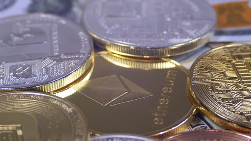 Ethereum mit unterschiedlicher Kryptowährung Bitcoin, Litecoin, Dash Coins und Rechnungen von US-Dollar sind