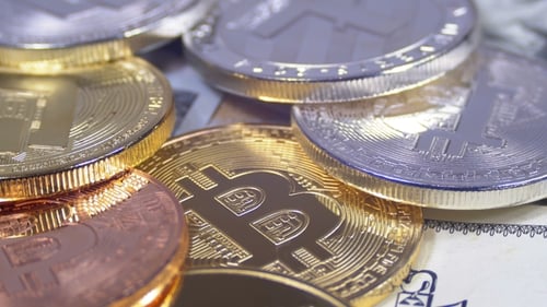 Bitcoin avec différentes crypto-monnaies Litecoin, Ethereum, Dash Coins et Bills of Dollars sont
