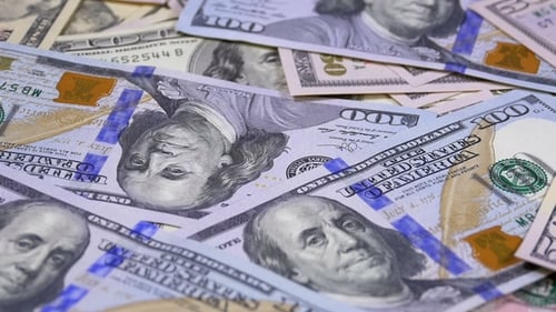 Diverses pièces cryptographiques tombent sur la table avec des billets de dollars américains et tournent
