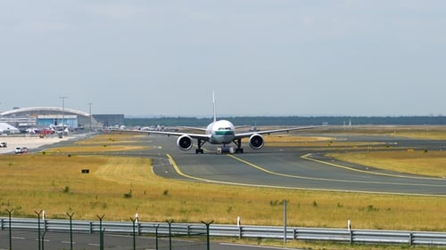 Schlepptraktor Schleppen eines Passagierflugzeugs auf der Landebahn des Flugplatzes