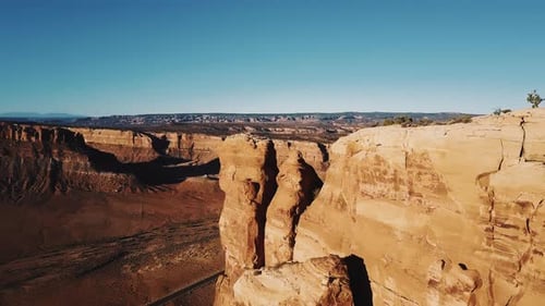 Drohne biegt rechts über riesige Klippe ab, um den epischen Mountain Canyon Ridge, weit geöffnete felsige Wüste