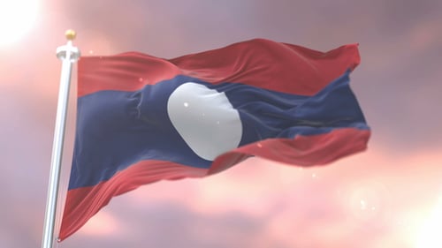 Flagge von Laos bei Sonnenuntergang