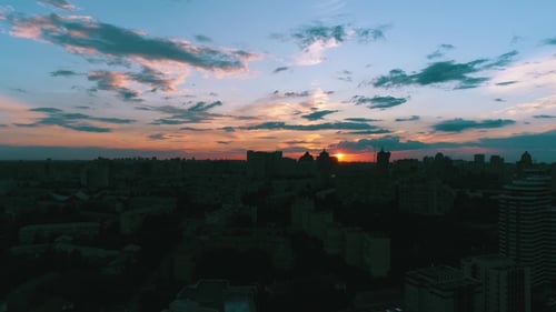 Dramático atardecer con golondrinas aéreas