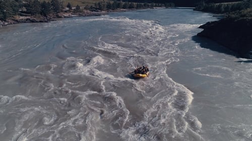 Aerial Rafting auf einem Mountain River Whitewater Rafting Team beim Abstieg rasender Stromschnellen