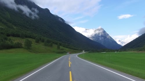 Conduire une voiture sur une route en Norvège