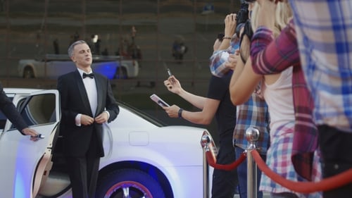 Celebridades adultas dando autógrafos en la alfombra roja