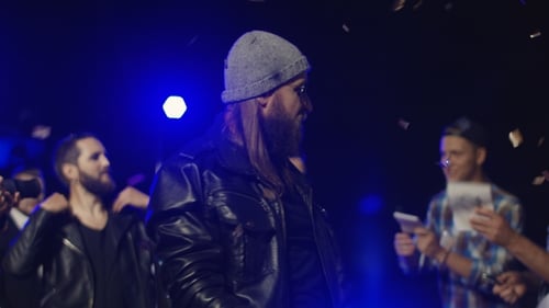 Músico de rock gestando para fotógrafos