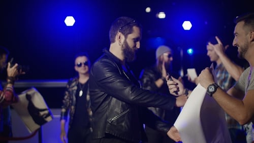 Músicos dando autógrafos a los fans