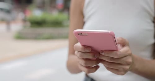 Frau benutzt Smartphone