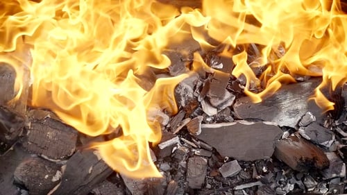 Schuss der brennenden Kohlen, der Wind bläst die Flammen