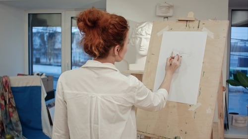 Étudiante en art dessinant du plâtre sur chevalet
