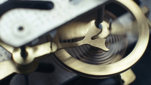 Mechanische Uhren mit rotierenden Zahnrädern Pendeluhr.