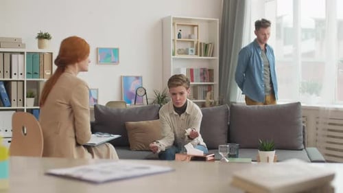 Fille ayant une conversation avec un psychothérapeute