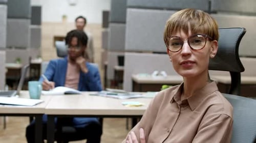 Retrato de uma bela trabalhadora de escritório no escritório