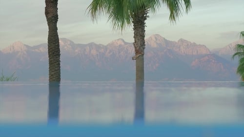Offenes Schwimmbad vor dem schönen Blick auf die Berge