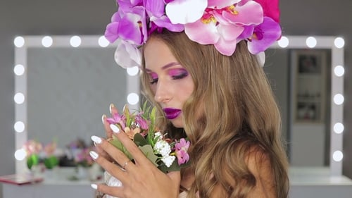 Femme avec des fleurs et un maquillage lumineux